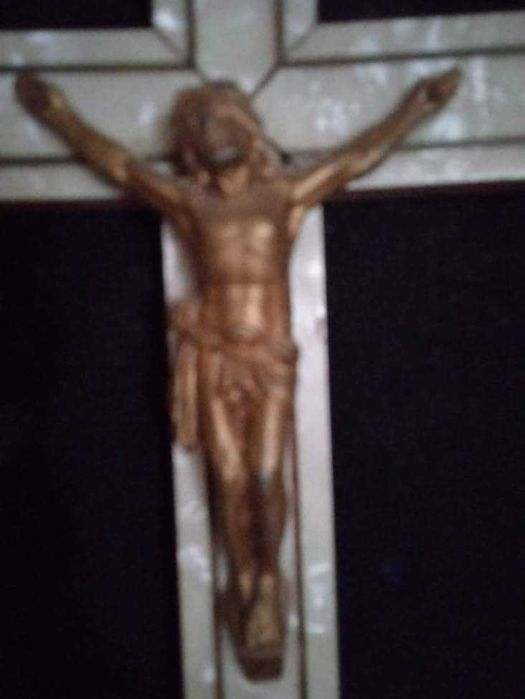 Peça religiosa, antiga, em madeira, e madre pérola