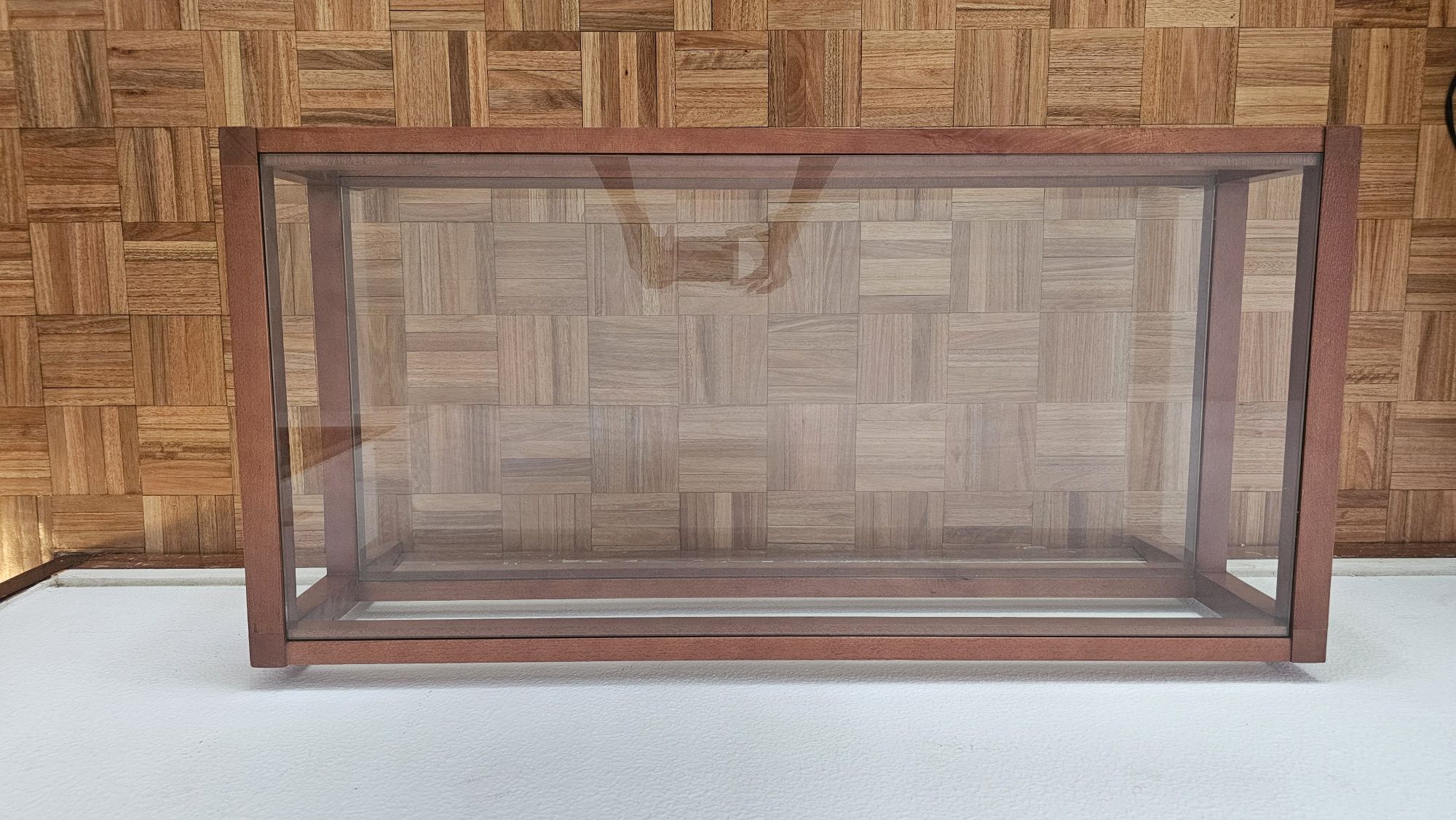 Mesa de centro em madeira com vidro