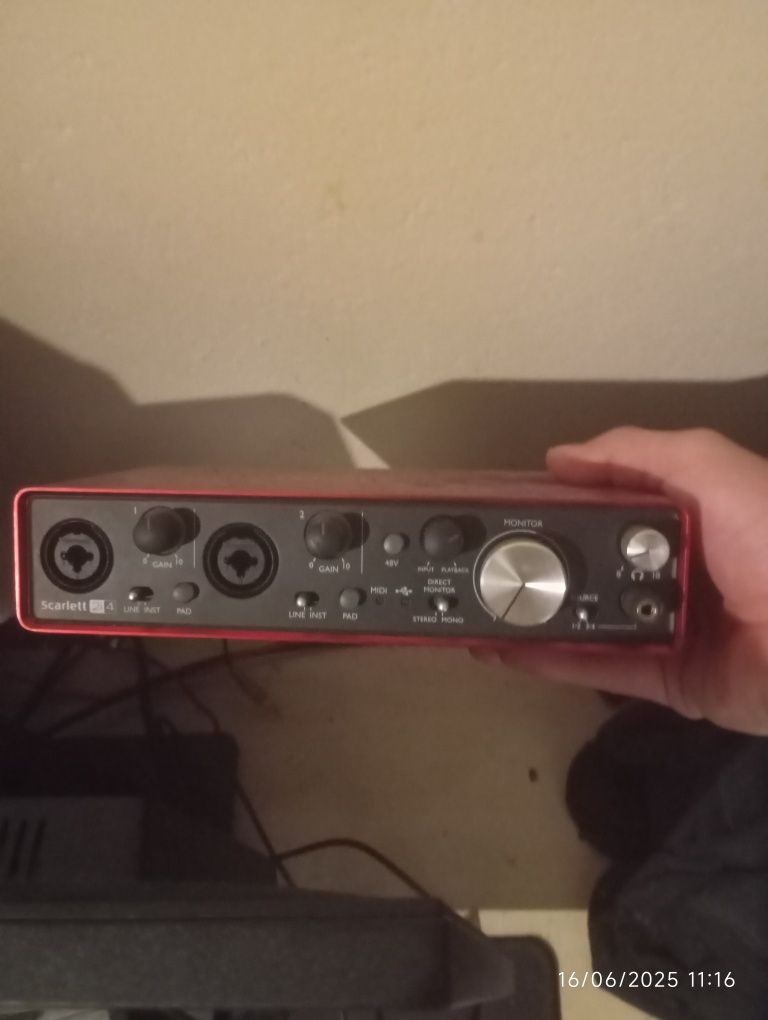 Placa de som Focusrite Scarlett 2i4 2° Geraçao e microfone para gravaç