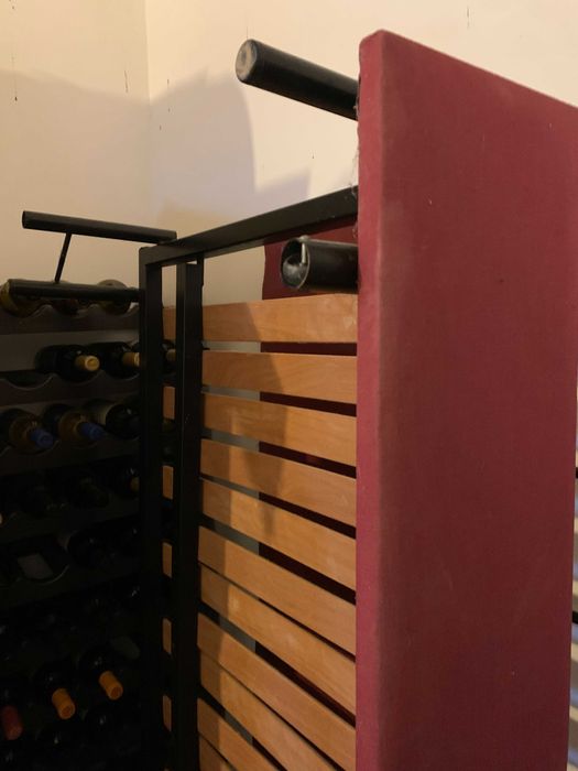 Estrado para cama de casal. Em madeira com tecido vermelho bordô