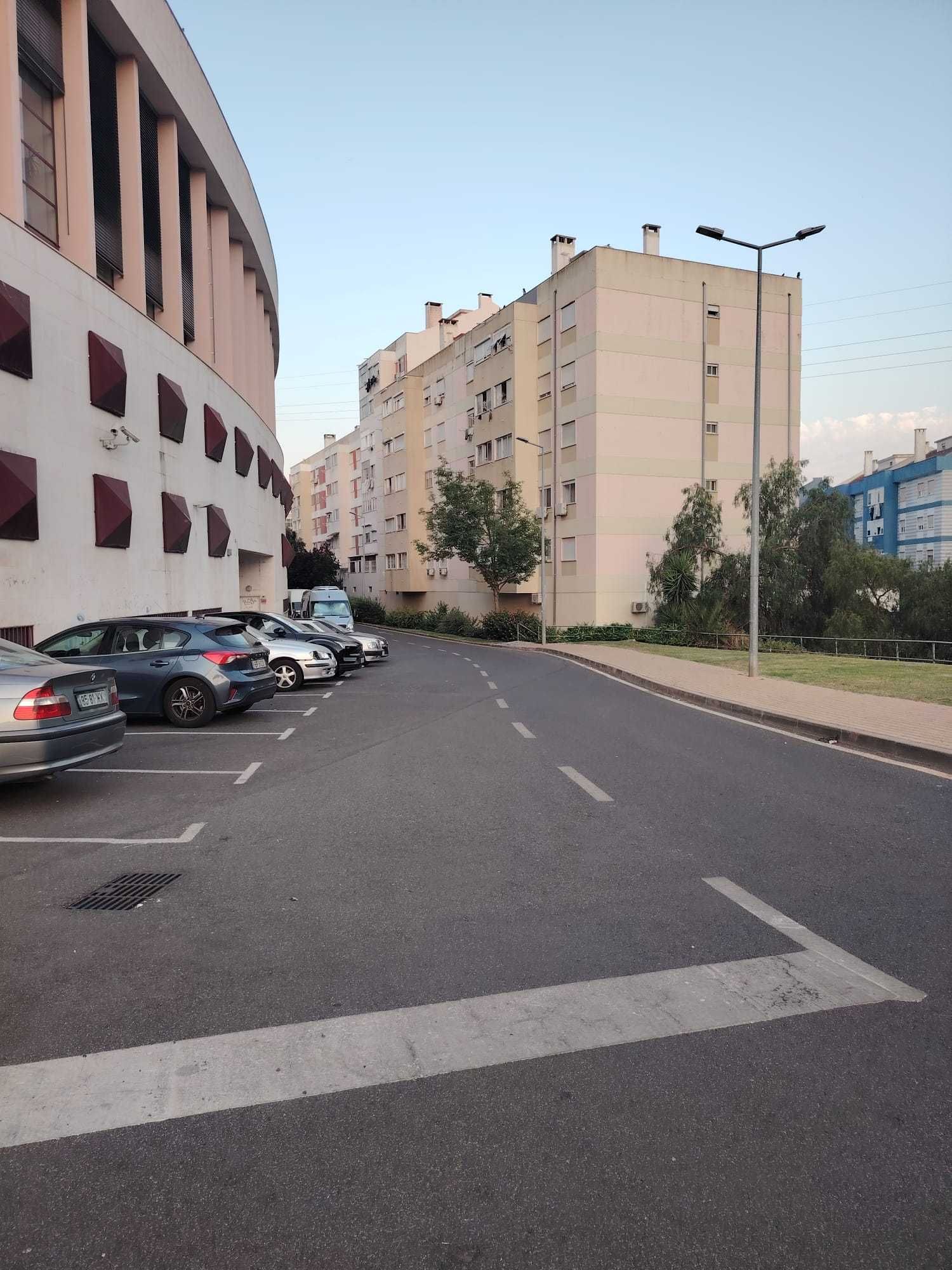 Garagem para 2 carros com luz e água interiores + Wc