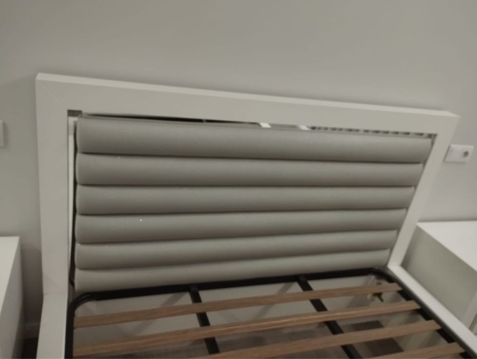 Cama de Casal branca com dois anos de uso