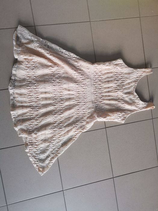 Krótka koronkowa sukienka tiulowa  na ramiaczkach rozkloszowana 40 L