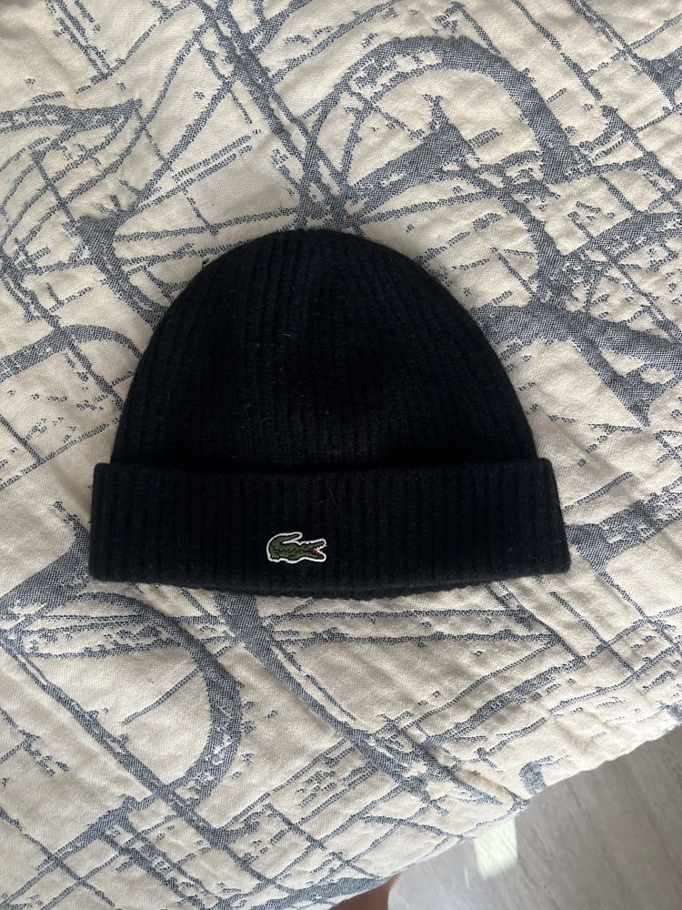 шапка corteiz и шапка lacoste
