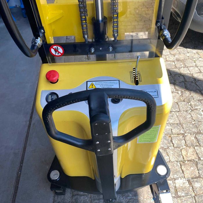 Stacker com Elevação Elétrica