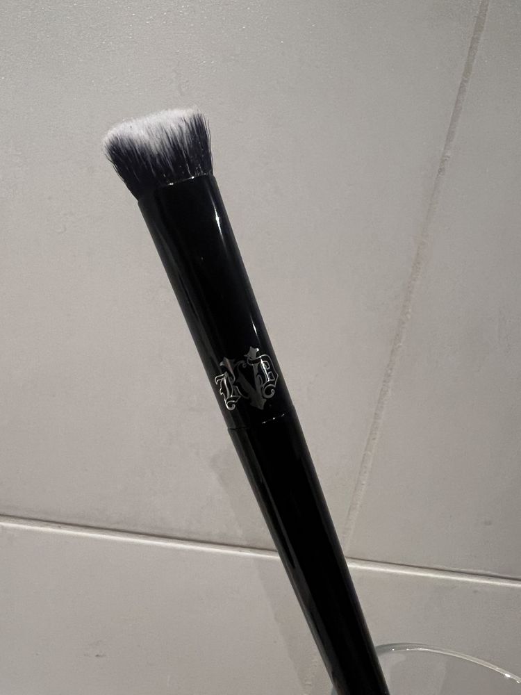 Pędzel KVD Beauty 40 Kat von D Lock it edge do korektora