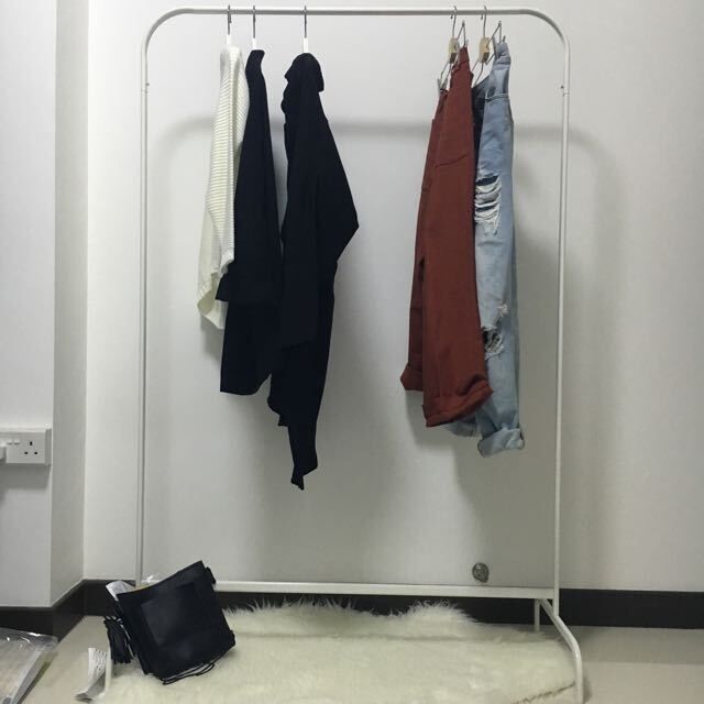 Suporte de Roupa IKEA – Resistente, Espaçoso e Quase Novo"