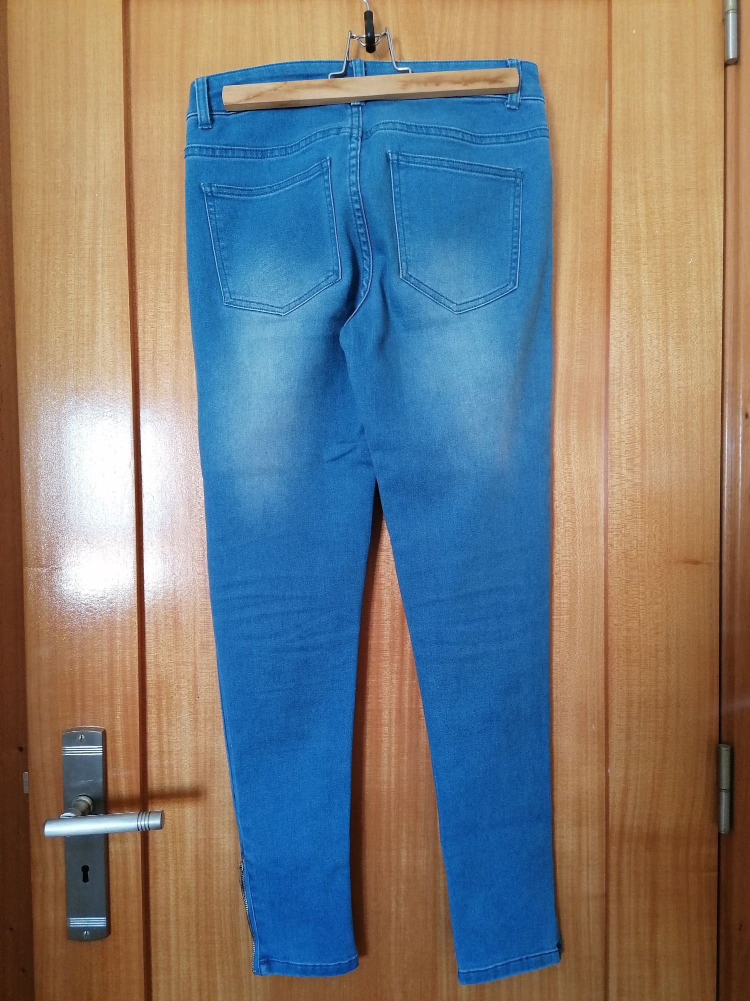 Calças com detalhe fecho na perna