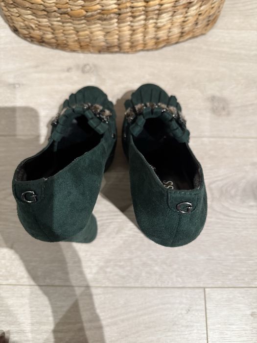 Buty na obcasie i konturnie Guess