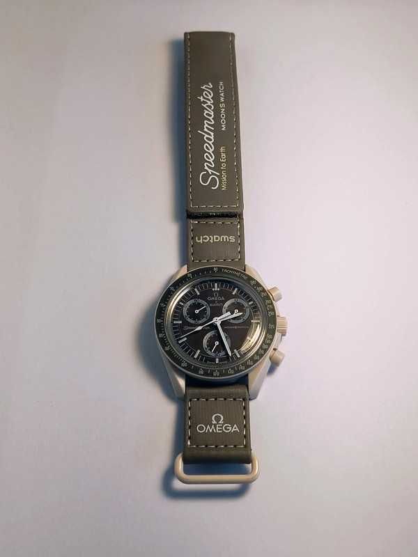 Omega Swatch Desert SO33T103 – Kolekcja Piaskowych Inspiracji
