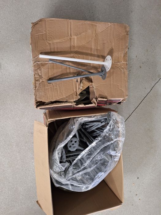 Kołki do styropianu 30-25, pozostałość po budowie