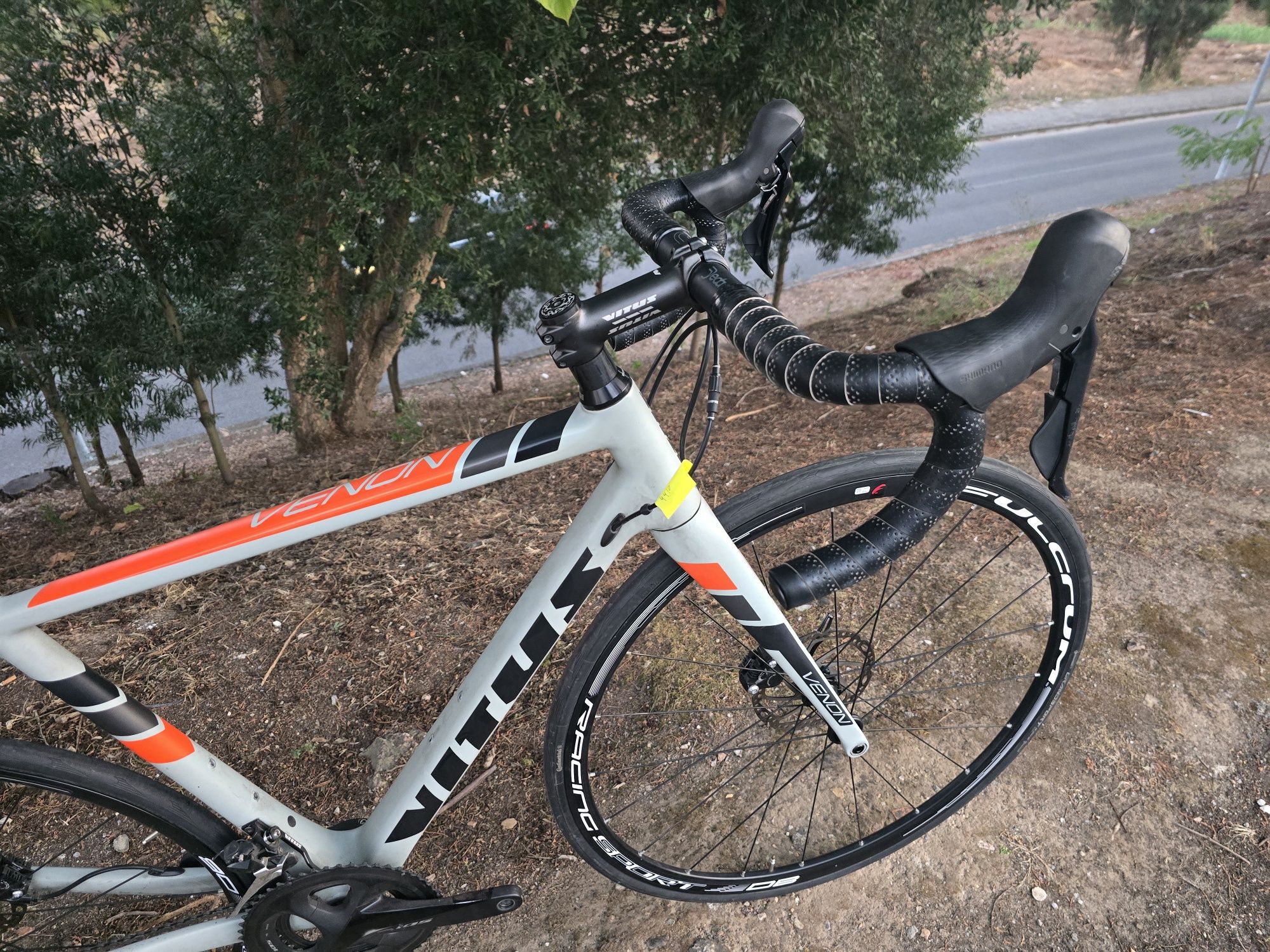 Bicicleta de carbono. De disco m