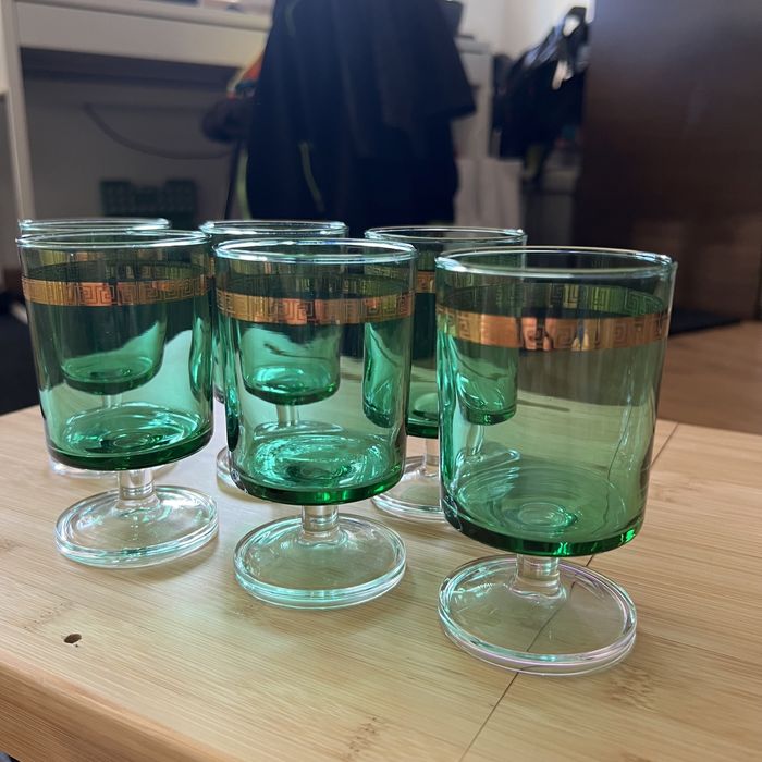 Copos em vidro verde com decoração dourada