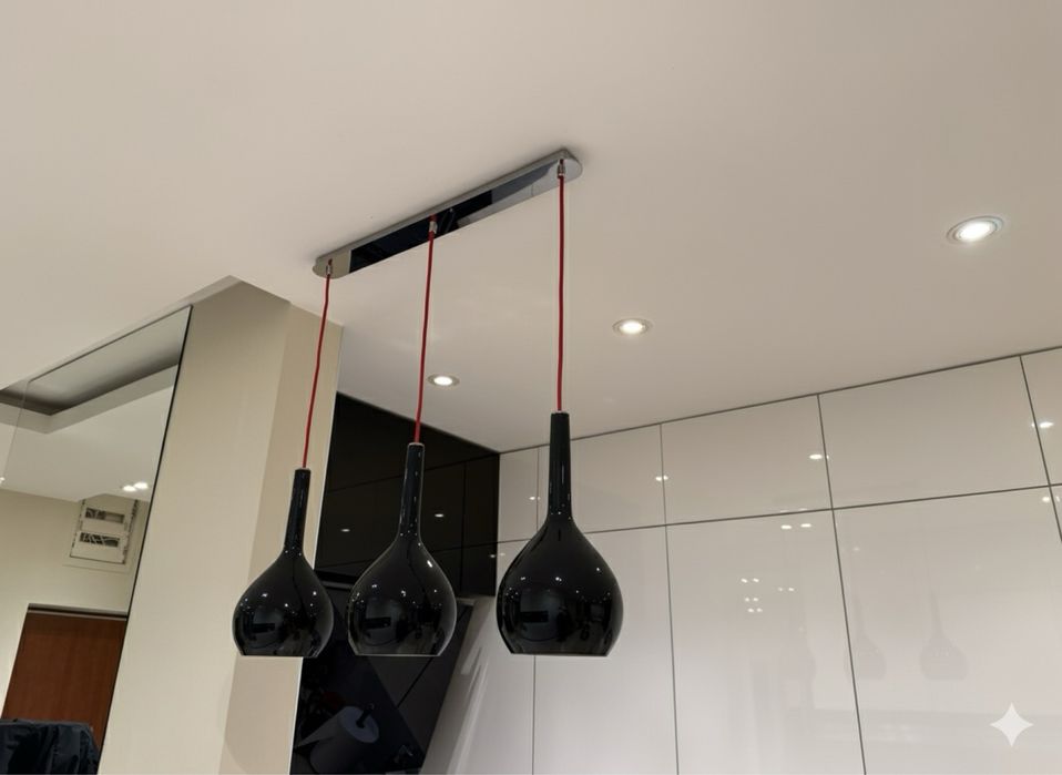 Żyrandol z czarnymi kloszami