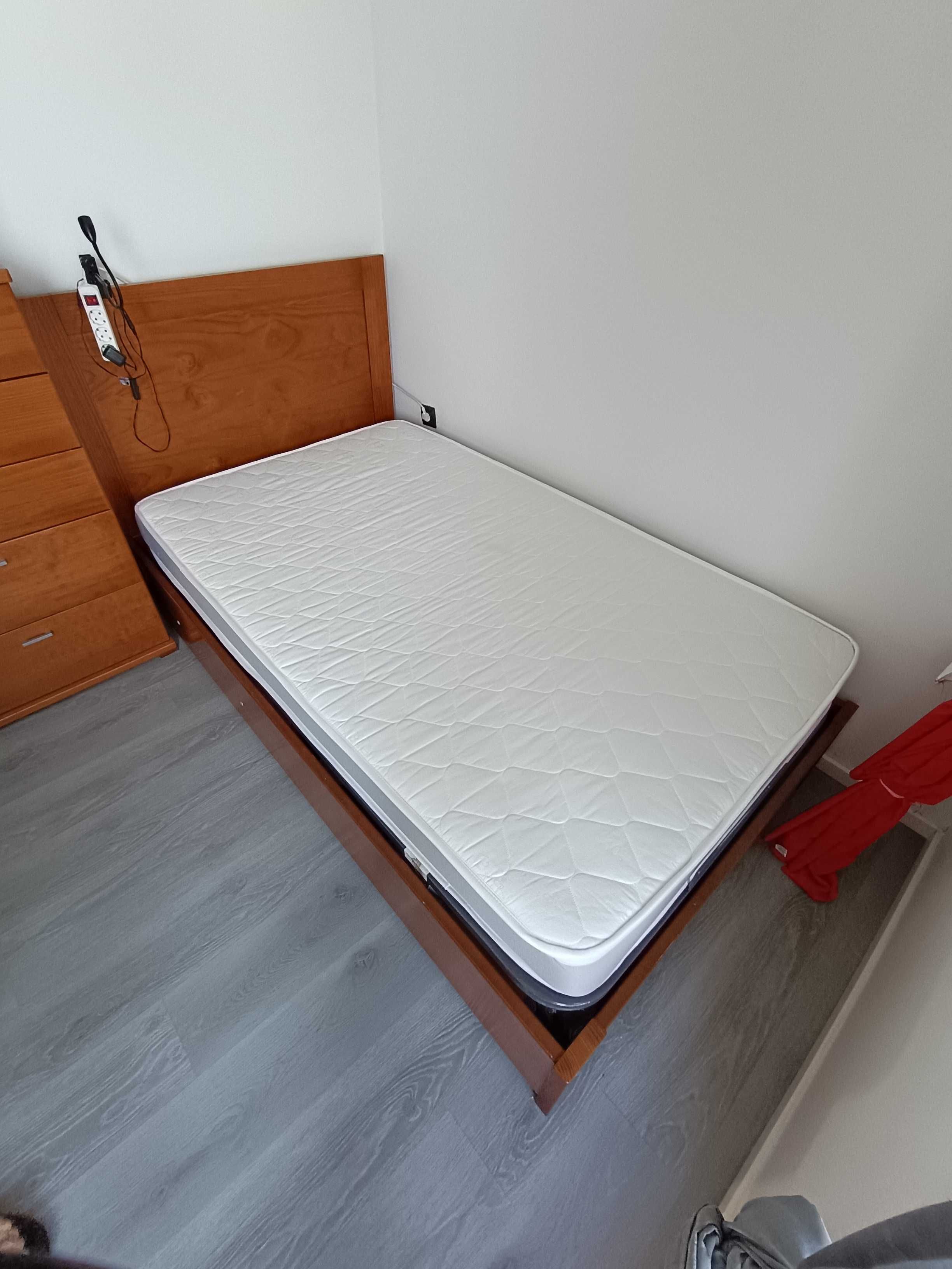 Cama Solteiro + Mesa de Cabeceira Conforama