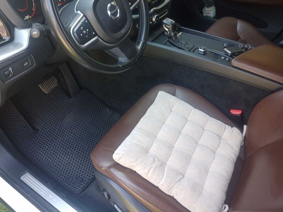 Продаю власний автомобіль VOLVO XC60 Momentum 2018 року