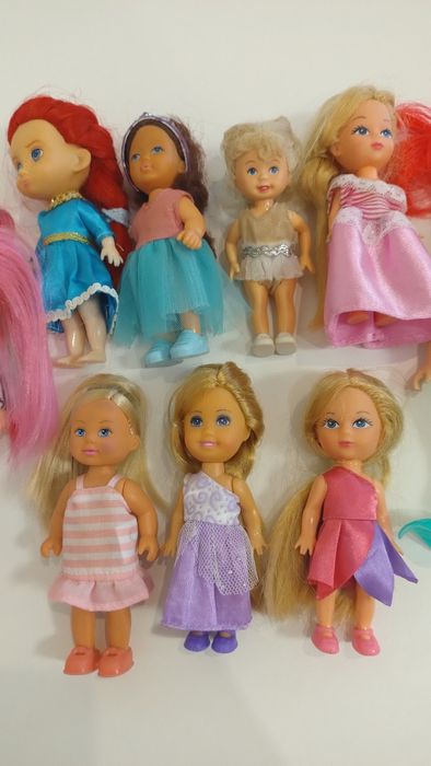 Zestaw małych laleczek dla dziewczynki