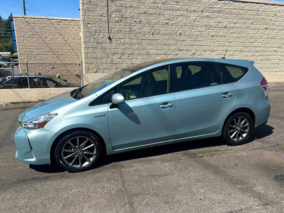 Toyota Prius v Five      2015