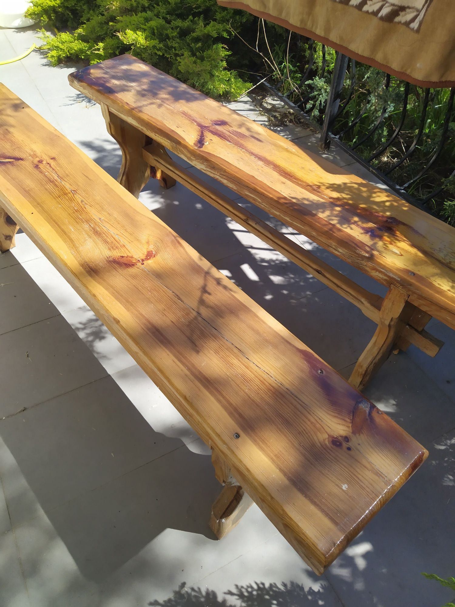Drewniane ławki bez oparcia.