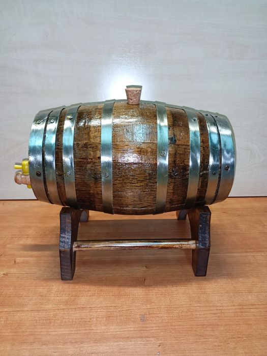 Pipo / barril antigo em madeira de carvalho com suporte e torneira em