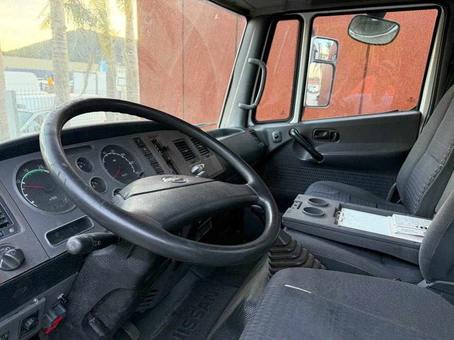 Nissan Atleon 8T tribasculante