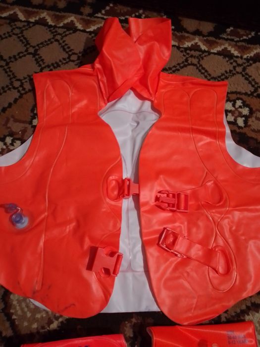 Надувний жилет+ нарукавники