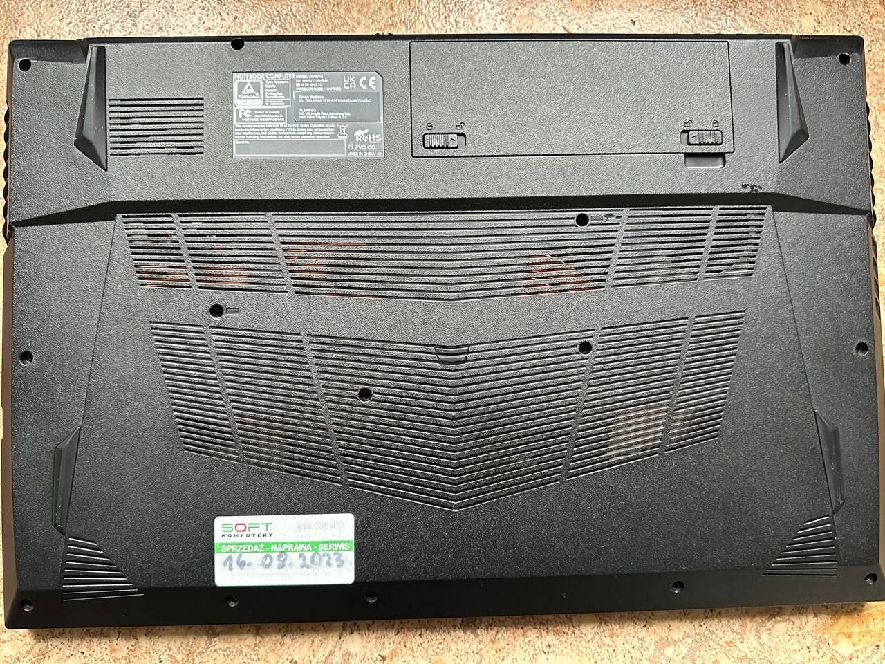 Laptop Dream Machines RG3050-17PL26 – uszkodzony most