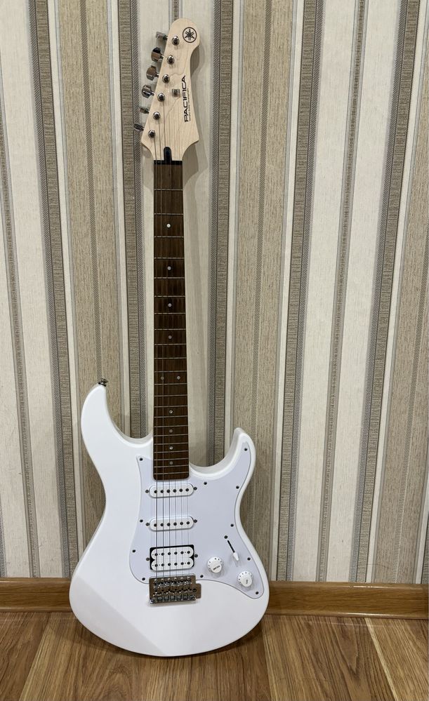 Yamaha Pacifica 012 white Електрогітара