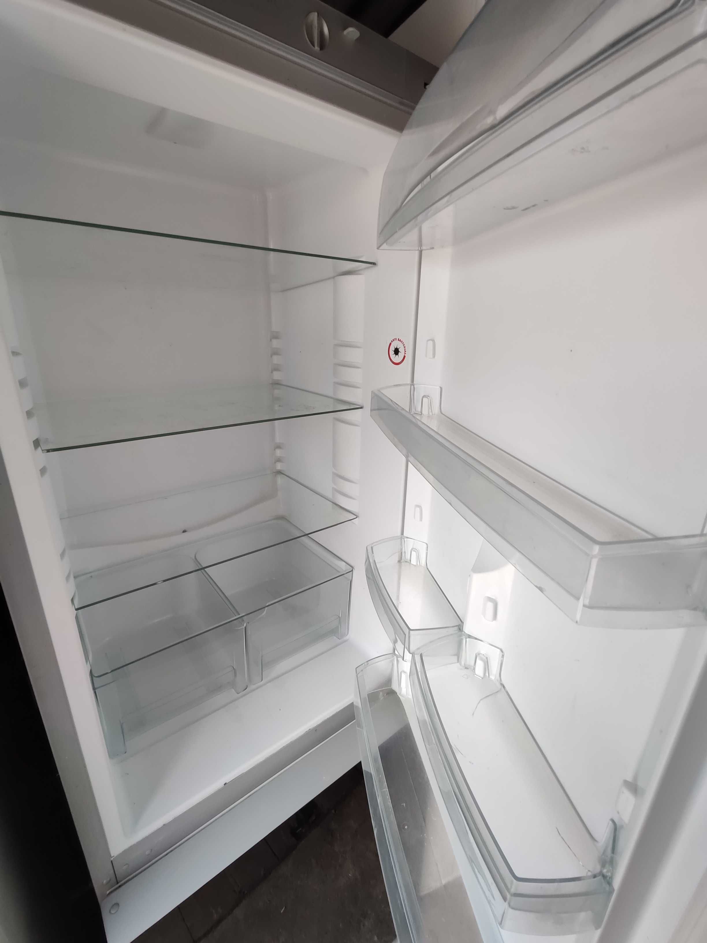 холодильник Snaige 185 см ( двери чёрное стекло) в хорошем состоянии