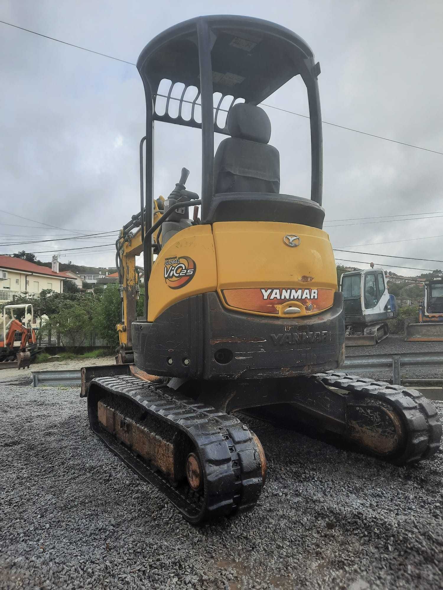 MINI ESCAVADORA YANMAR VIO 25 ( CANÓPIA)