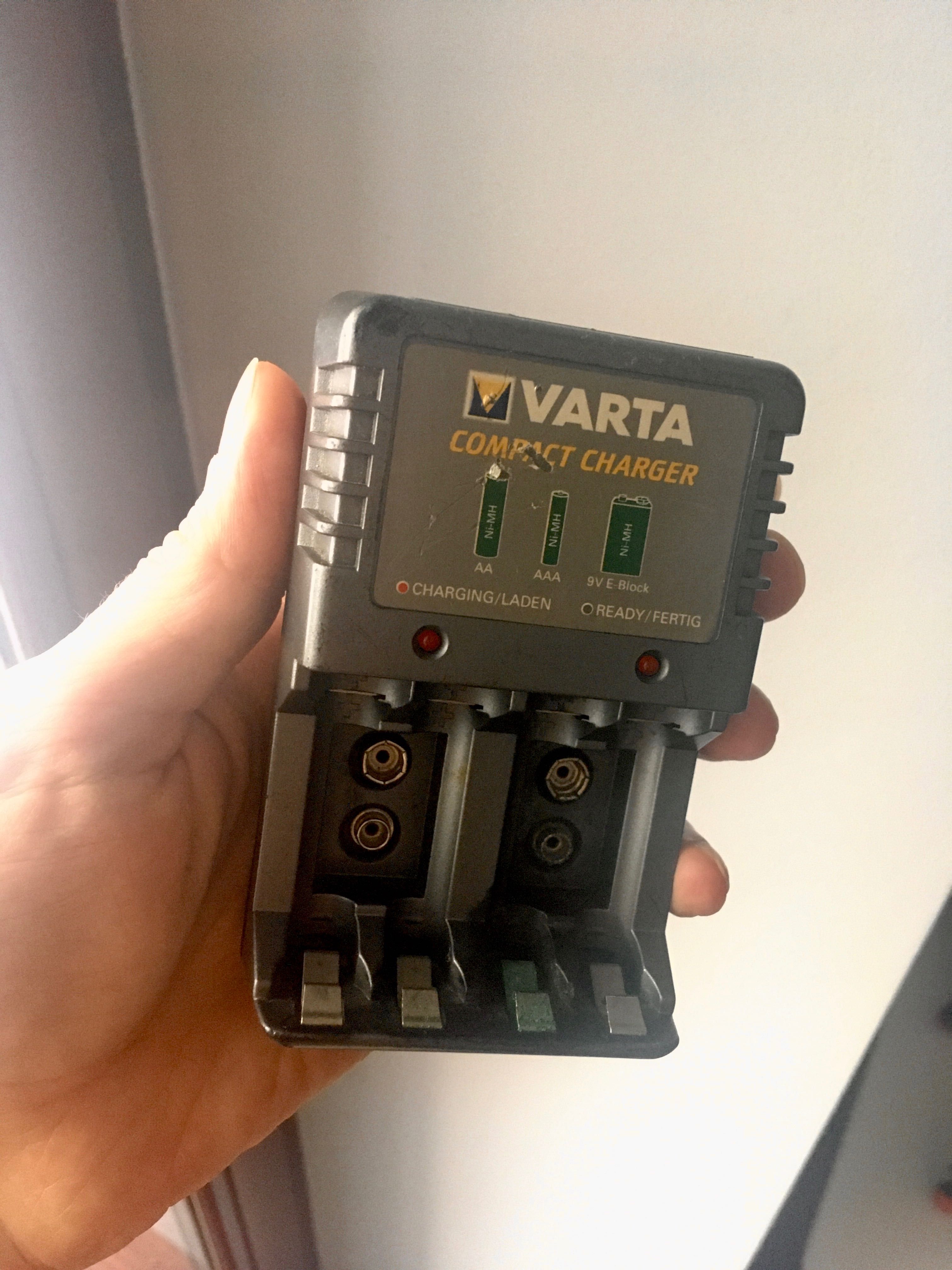 Ładowarka Varta ( AAA, AA, 9v )