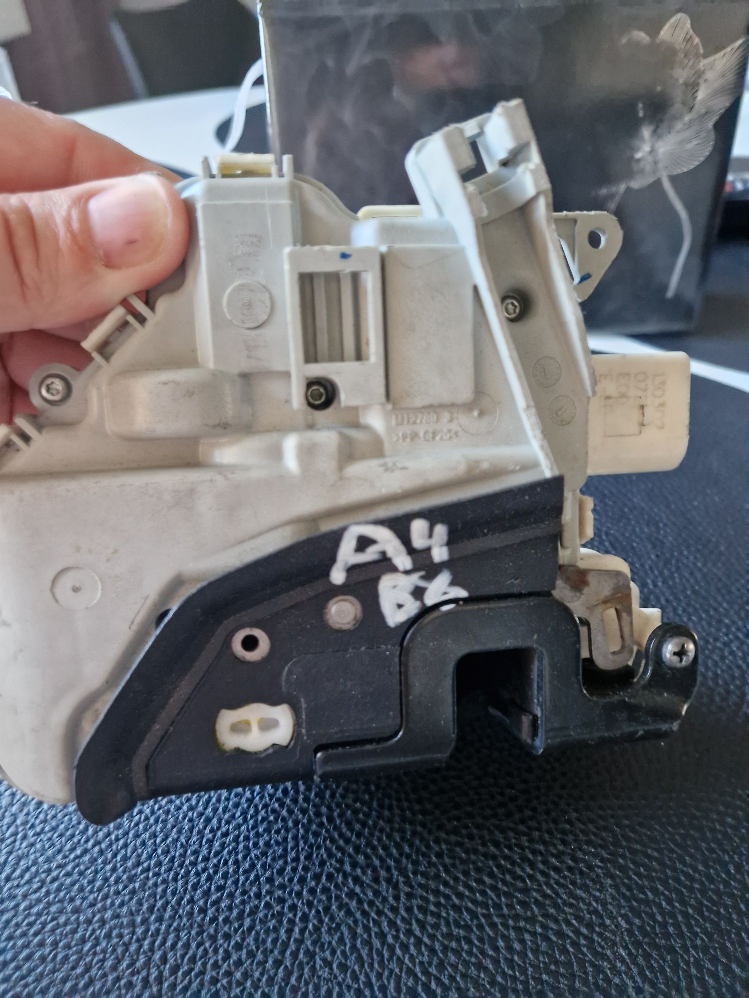 Zamek Audi A4 b8
