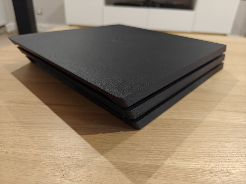 PlayStation 4 Pro 1TB, 2 pady