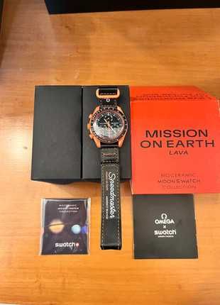 Omega x Swatch Lava SO33O100 Dynamiczne Barwy