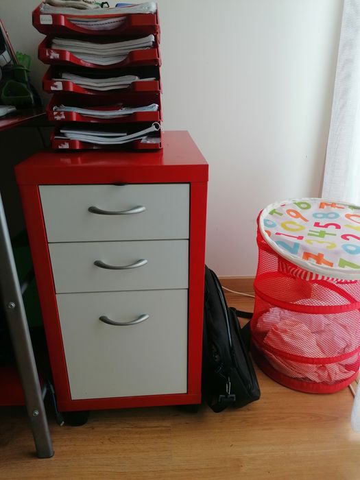 Cama dupla ikea + cabeceira e 2 colchões + bloco gavetas