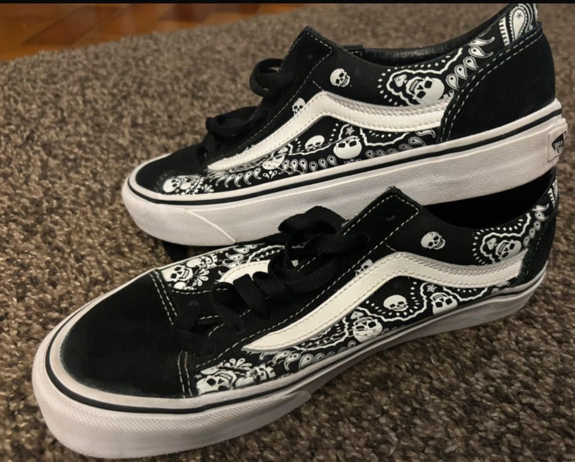 Ténis com caveiras da Vans