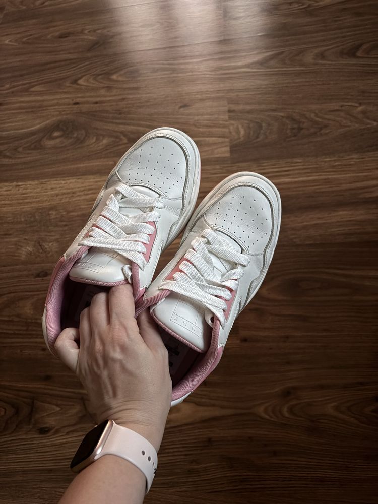 Białe damskie sneakersy Tommy Jeans