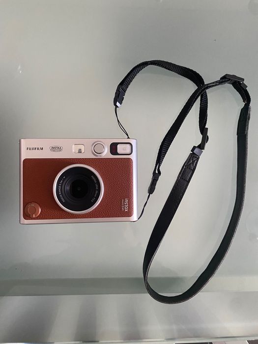 Máquina fotográfica fujifilm instax mini evo e capa.