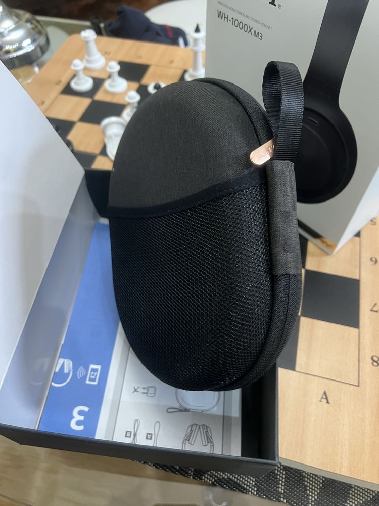 Нові бездротові навушники Sony WH-1000XM3 з функцією шумозаглушення.