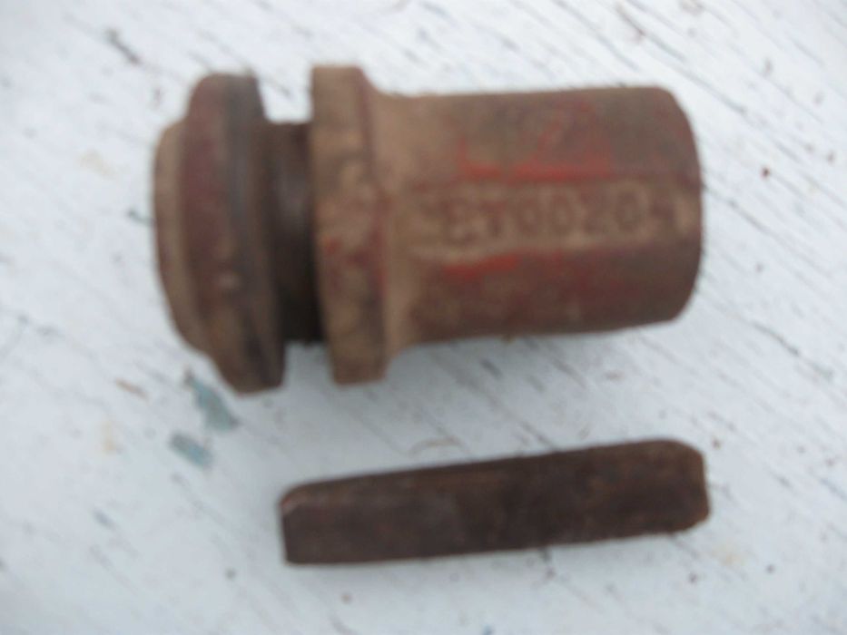 Запчасти для сеялки.