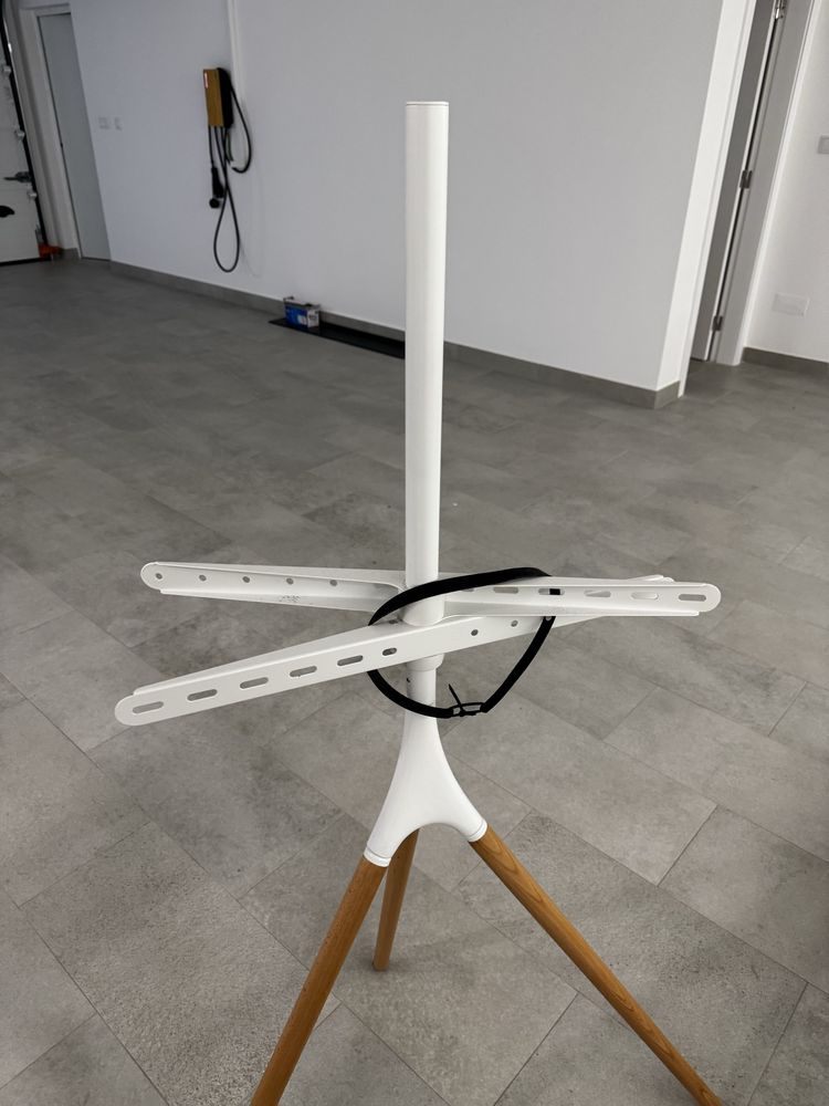 Stand Tripe TV monitor
