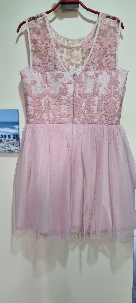 Różowa sukienka 40