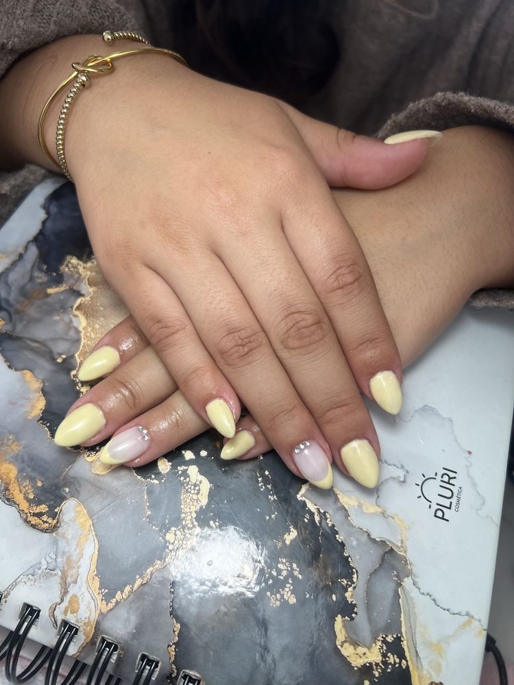 Unhas de gel, verniz de gel, pedicure.