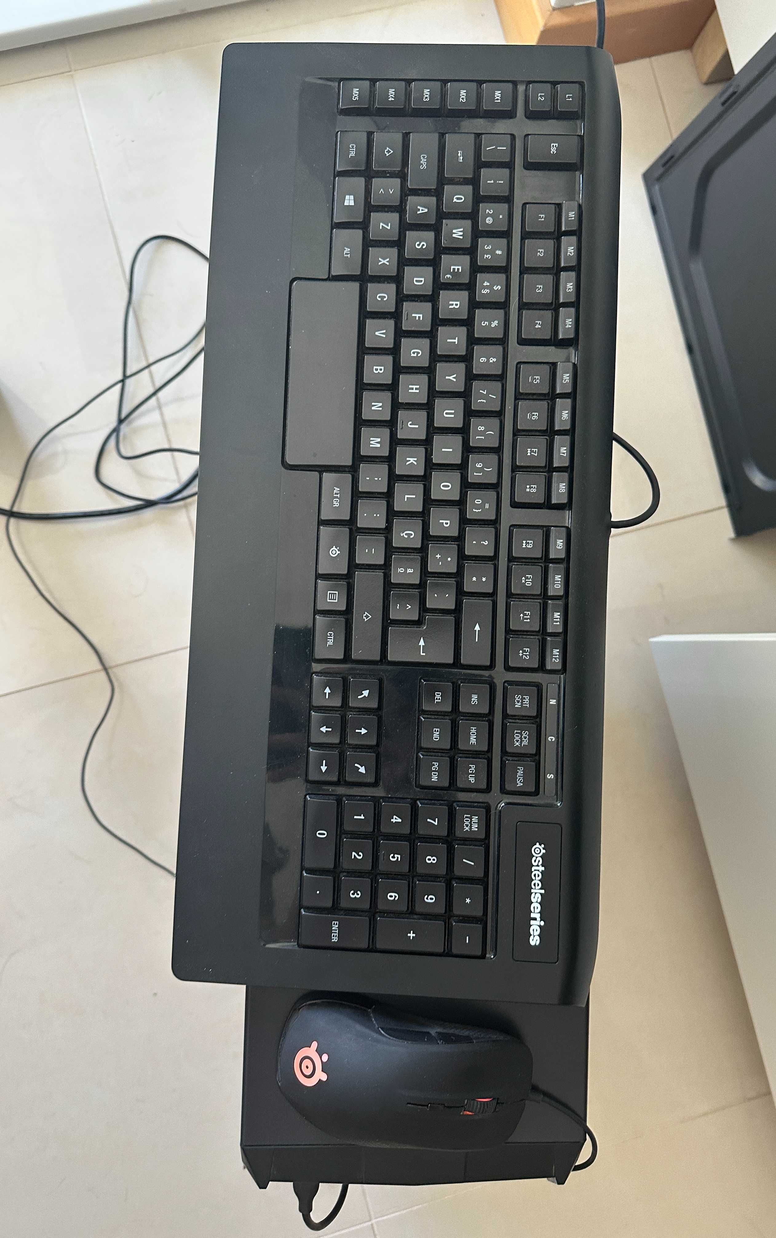 Computador com i7, 16GB RAM, Gráfica GTX e SSD + teclado e rato