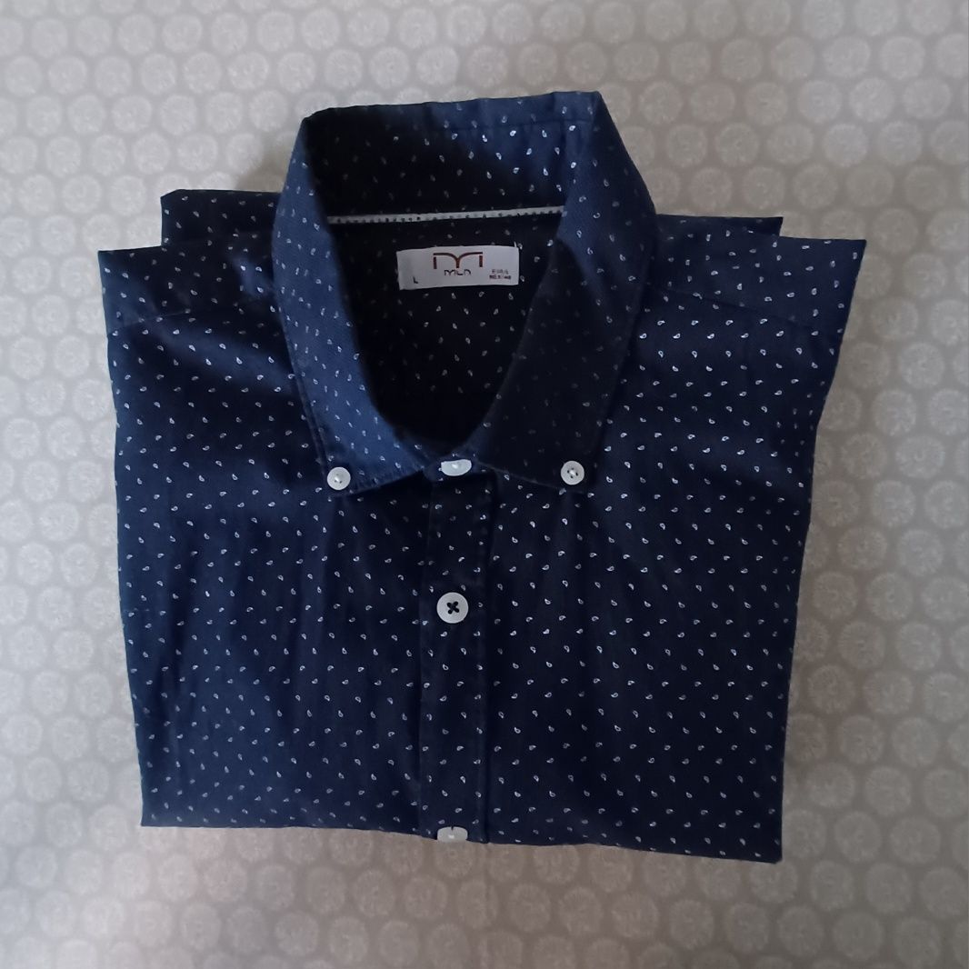 Camisa para homem azul escuro e pequeninos motivos brancos. Nova.