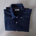 Camisa para homem azul escuro e pequeninos motivos brancos. Nova.
