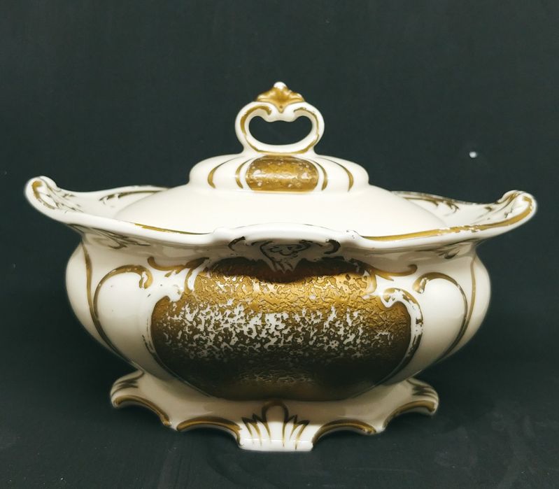 Porcelana przedwojenna Neutettau,  bombonierka