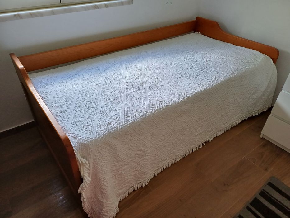 Cama em madeira de cerejeira  com gavetao