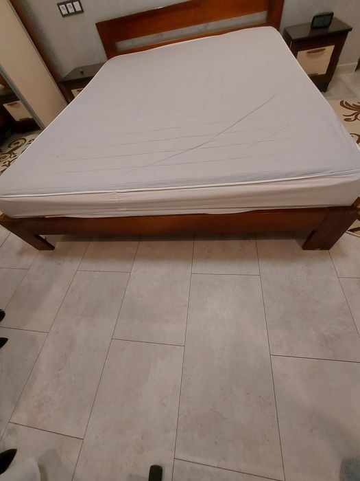 Деревянная кровать с матрацом