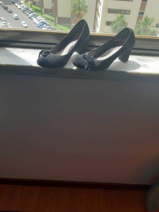 Sapatos pretos em camurça da marca italiana Keys